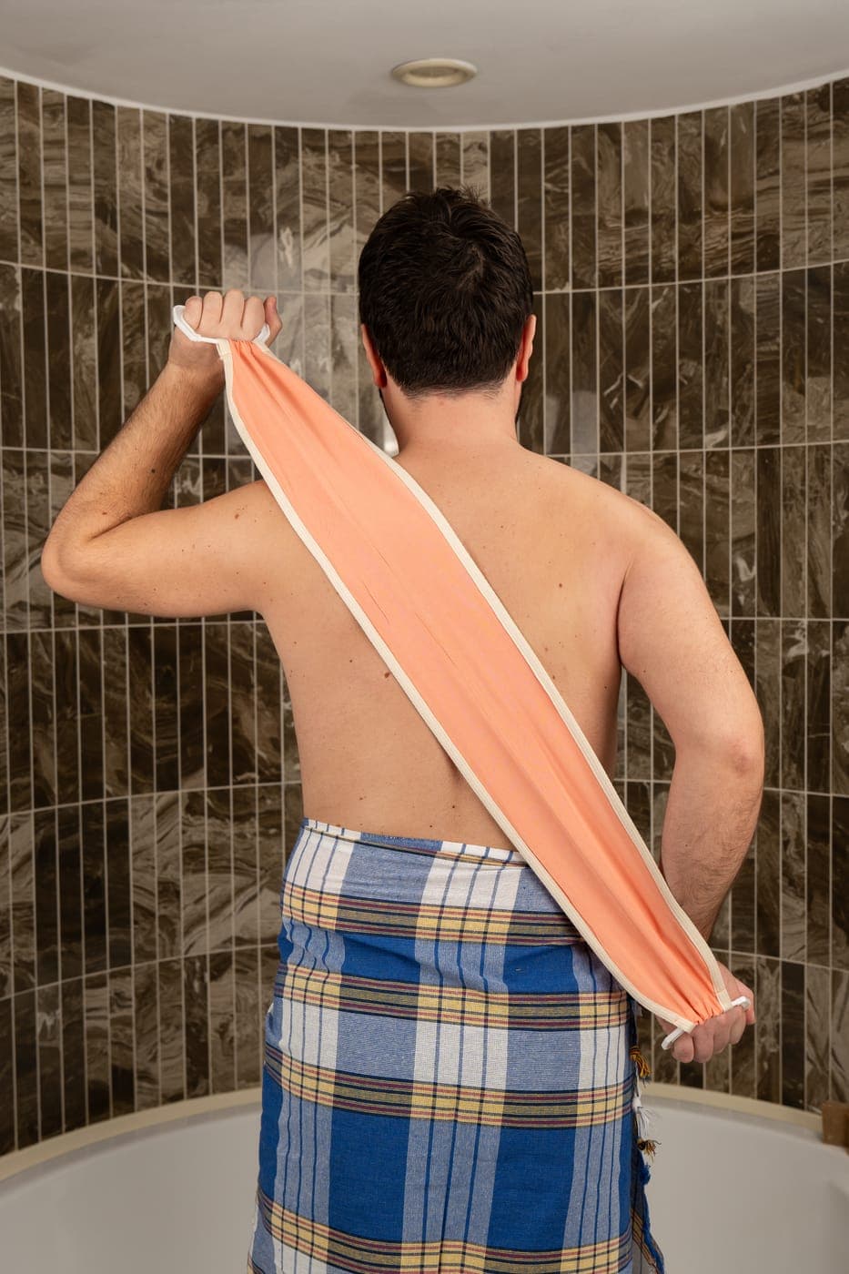 The Turkish hammam back-exfoliation ritual with the salmon pink vegan plant silk strap